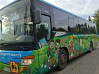 Naujeniešiem jaunā skolas cēliena dāvana - krāsains autobuss