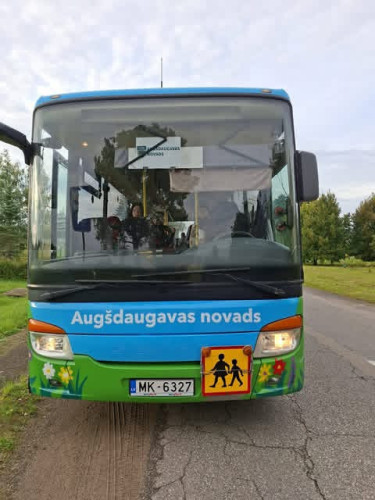 Naujeniešiem jaunā skolas cēliena dāvana - krāsains autobuss