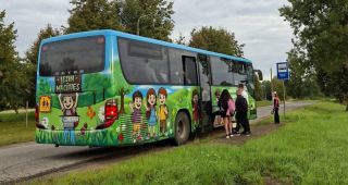 Attēls rakstam: Naujeniešiem jaunā skolas cēliena dāvana - krāsains autobuss