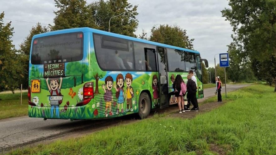 Attēls rakstam: Naujeniešiem jaunā skolas cēliena dāvana - krāsains autobuss