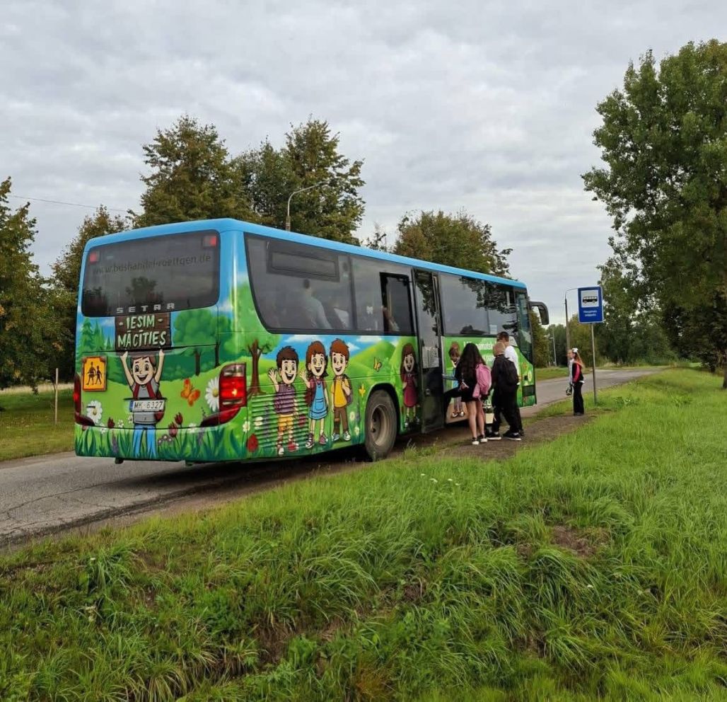 Naujeniešiem jaunā skolas cēliena dāvana - krāsains autobuss