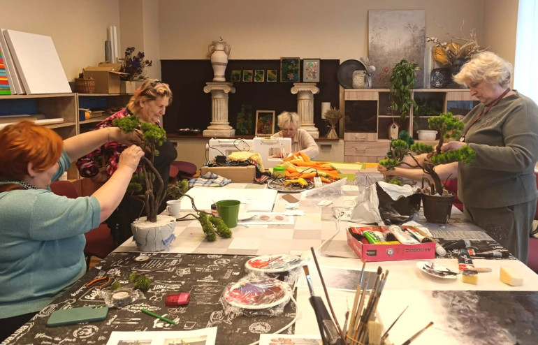 Ambeļos rada bonsai kompozīcijas