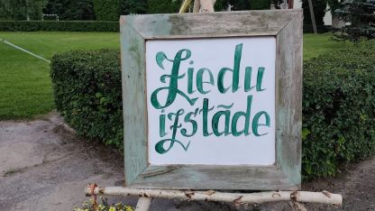 Attēls rakstam: Vabole rotājas Annas dienas ziedos