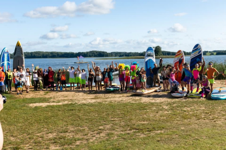 Dagdas ezarā notika pirmais SUP festivāls