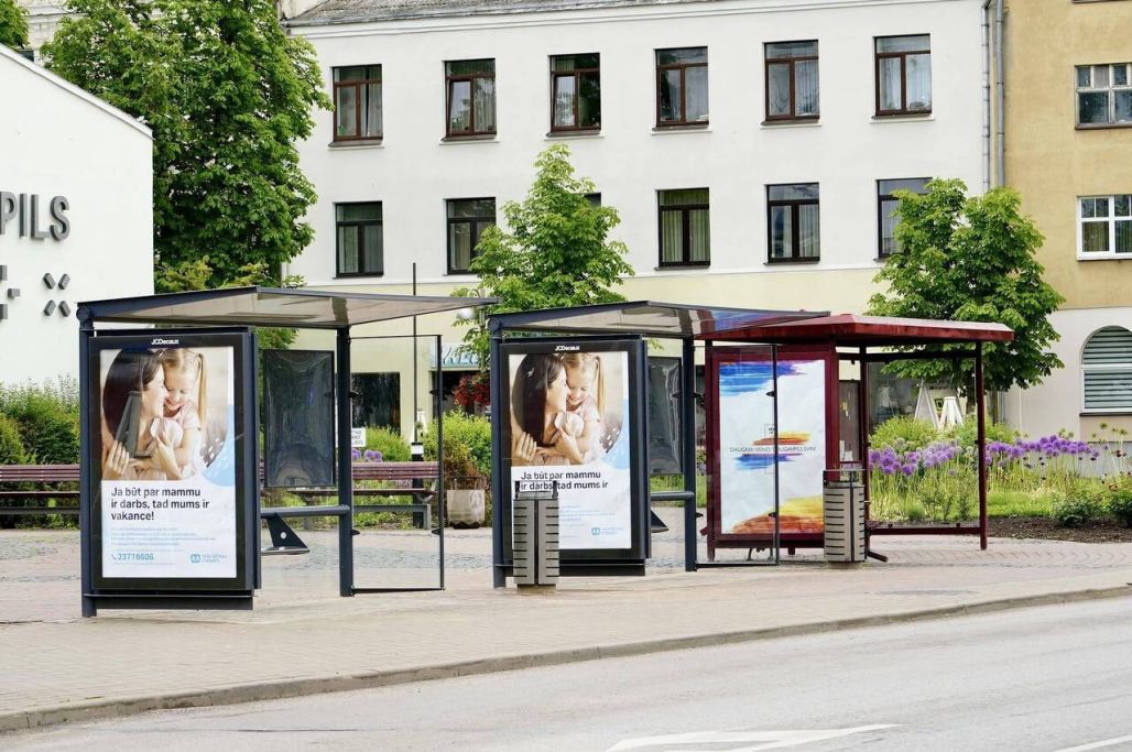 Daugavpilī uzstāda Normana Fostera dizaina pieturvietu nojumes