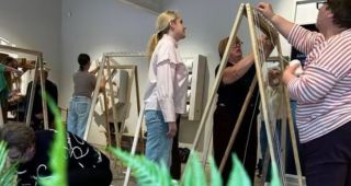 Attēls rakstam: Daugavpilieši un Dzintra Abarone auda augu paklājus