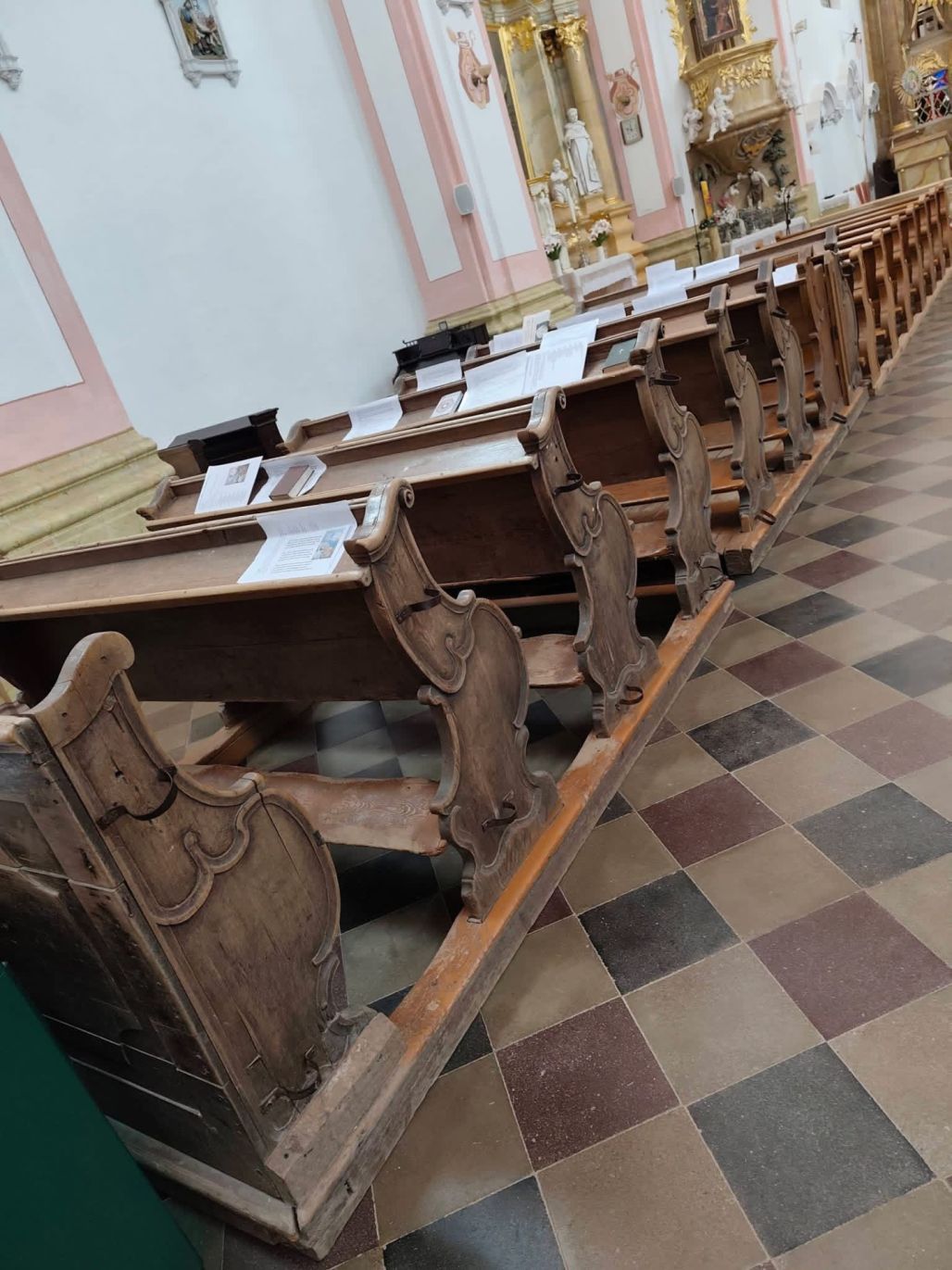 Pasienes katoļu dievnama soliem piešķir kultūrvērtību