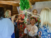 Andrupenes lauku sētā meitene pārtapa precētā meitā