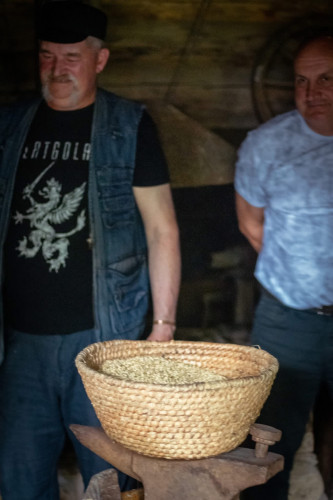 Andrupenes lauku sētā brūvēja alu