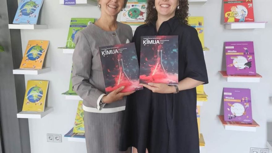 Attēls rakstam: Līvānu skolotāja Sandra Ziemele ir līdzautore ķīmijas mācību grāmatai