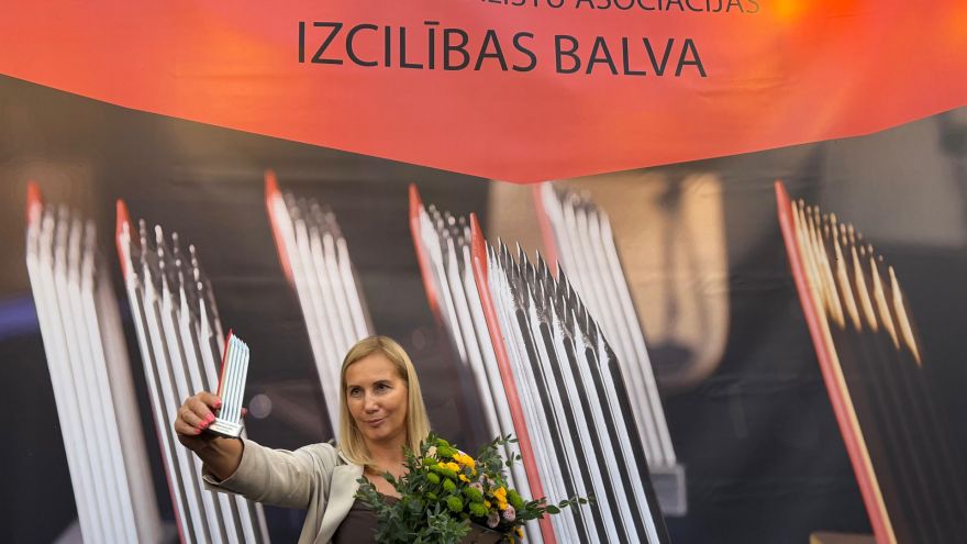 Attēls rakstam: "Vaduguns" žurnālistei Sanitai Karavoičikai pasniegta Izcilības balva