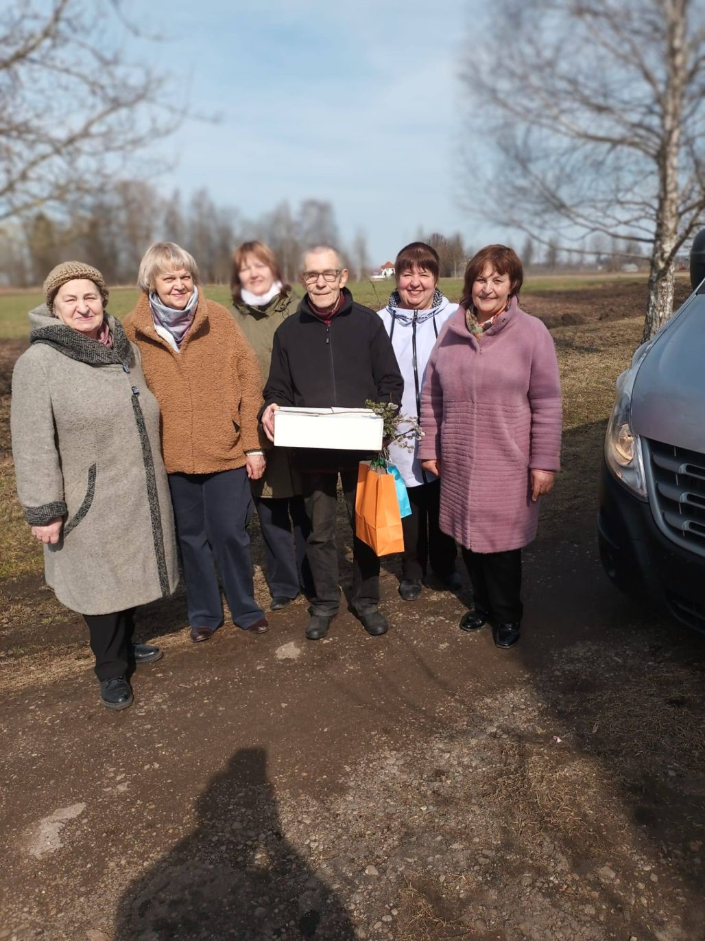 Līksnieši apdāvināti ar pūpoliem un dāvanām