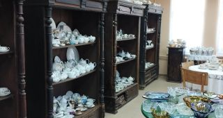 Attēls rakstam: Laimes muzejā Indrā porcelānu krāj “Manas vecmāmiņas trauku skapī”