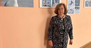 Attēls rakstam: Rasma Krūmiņa sarīko fotoizstādi savā skolā