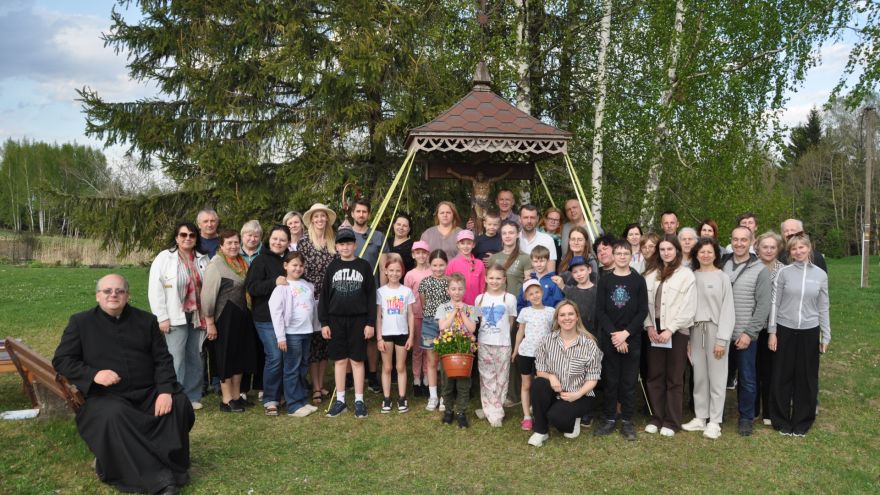 Attēls rakstam: Daugavpils Dieva Žēlsirdības katoļu draudzes saimes Maija dziedājumi pie Jākubānu krusta