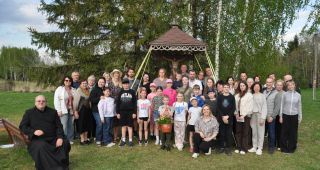 Attēls rakstam: Daugavpils Dieva Žēlsirdības katoļu draudzes saimes Maija dziedājumi pie Jākubānu krusta