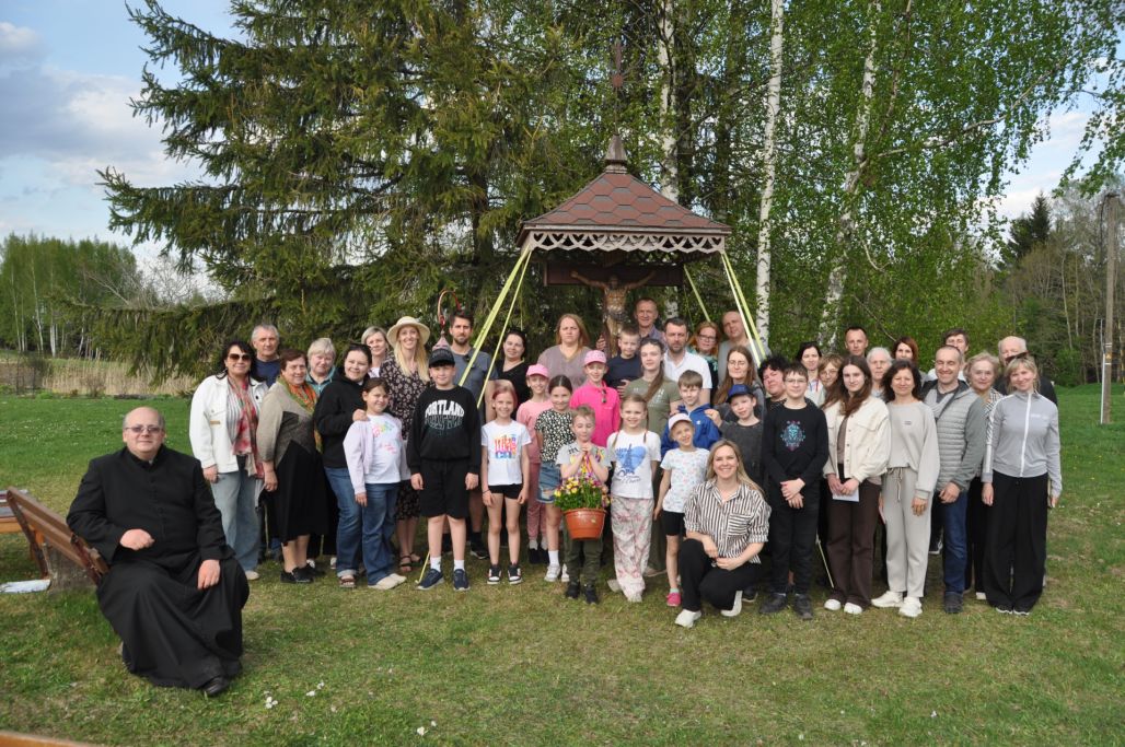 Daugavpils Dieva Žēlsirdības katoļu draudzes saimes Maija dziedājumi pie Jākubānu krusta