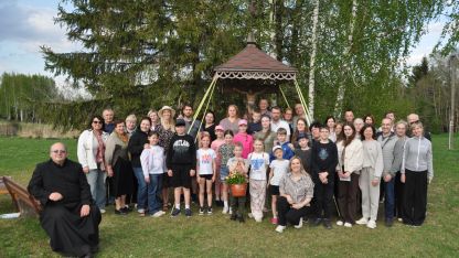 Attēls rakstam: Daugavpils Dieva Žēlsirdības katoļu draudzes saimes Maija dziedājumi pie Jākubānu krusta