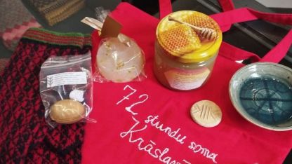Attēls rakstam: Premjers dodas uz Latgali; indrānieši pasniedz "drošības somu"