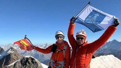Attēls rakstam: Artjoms Šulmanis Castor virsotnē uznesa Krāslavas karogu