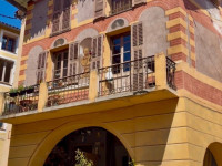 La Tour - ciemats, kas necenšas izlikties