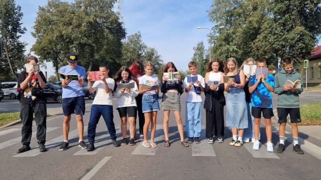 Poļu ģimnāzijas skolēni godā grāmatu