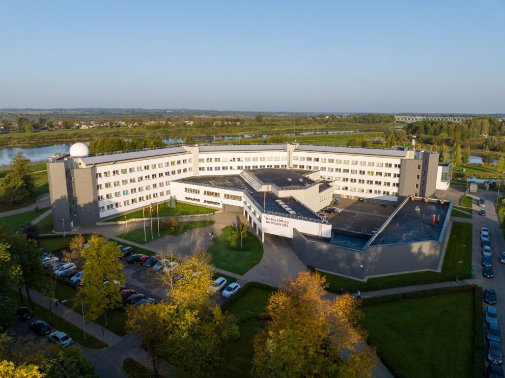 Pasniedz Daugavpils Universitātes Gada balvas