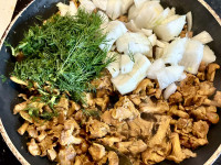 Pērno gaileņu un grūbu risoto