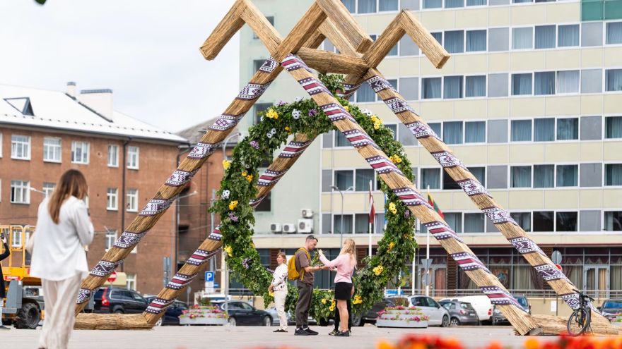 Attēls rakstam: Daugavpili rotā liels Līgo vainags