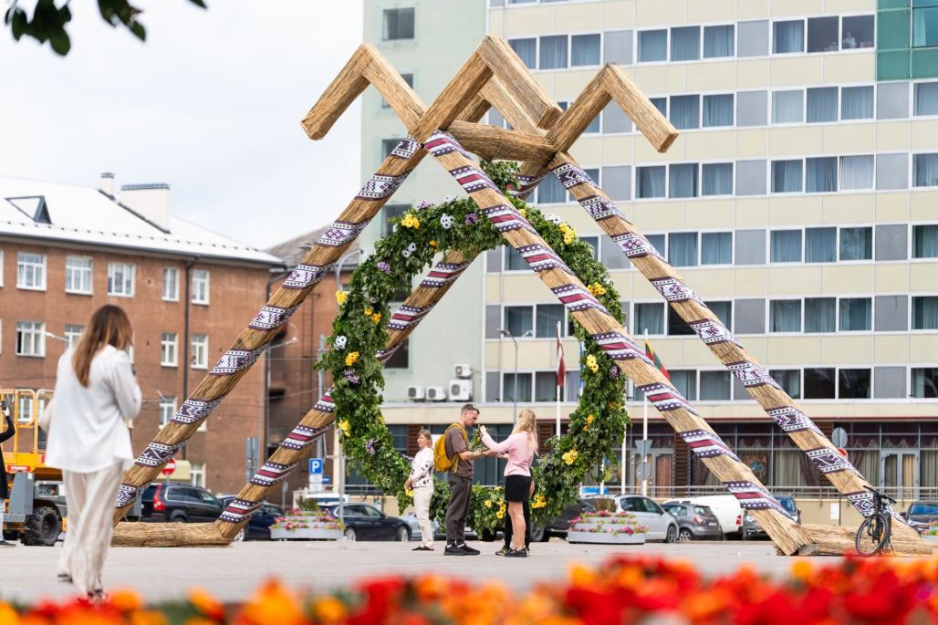 Daugavpili rotā liels Līgo vainags