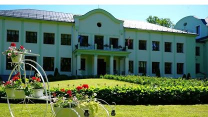 Attēls rakstam: Malnavas koledža rotājas jubilejas krāsās