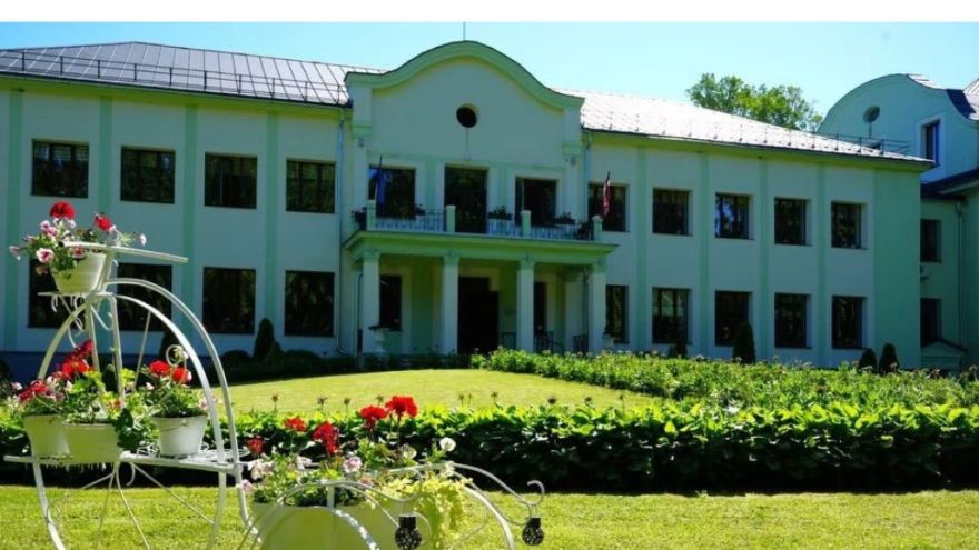 Attēls rakstam: Malnavas koledža rotājas jubilejas krāsās