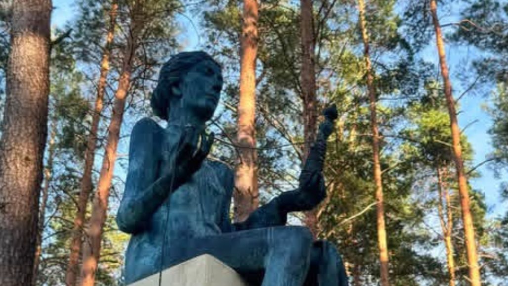 Pudža salu rotā skulptūra "Vērpēja"