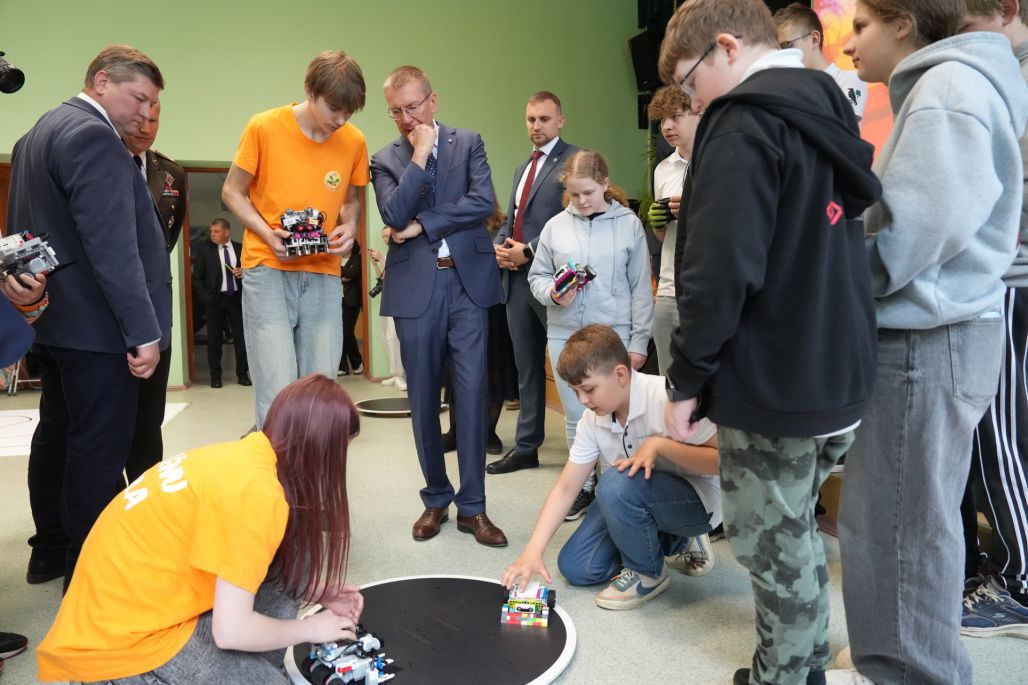 Valsts prezidents apmeklē robotikas Preiļus