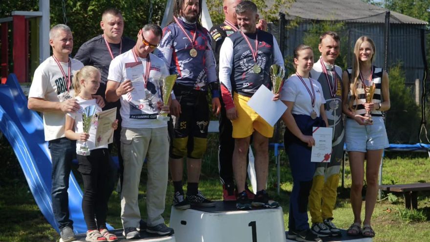 Attēls rakstam: Daugavpilī sacentās izpletņlēcēji