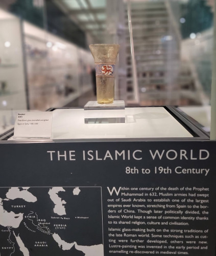 Stikla māksla rotā arī Londonu